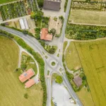Czy gmina może zabrać część działki na drogę?