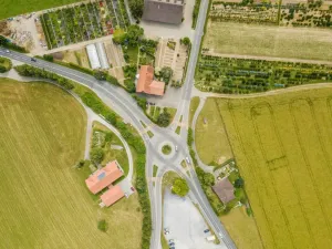 Czy gmina może zabrać część działki na drogę?